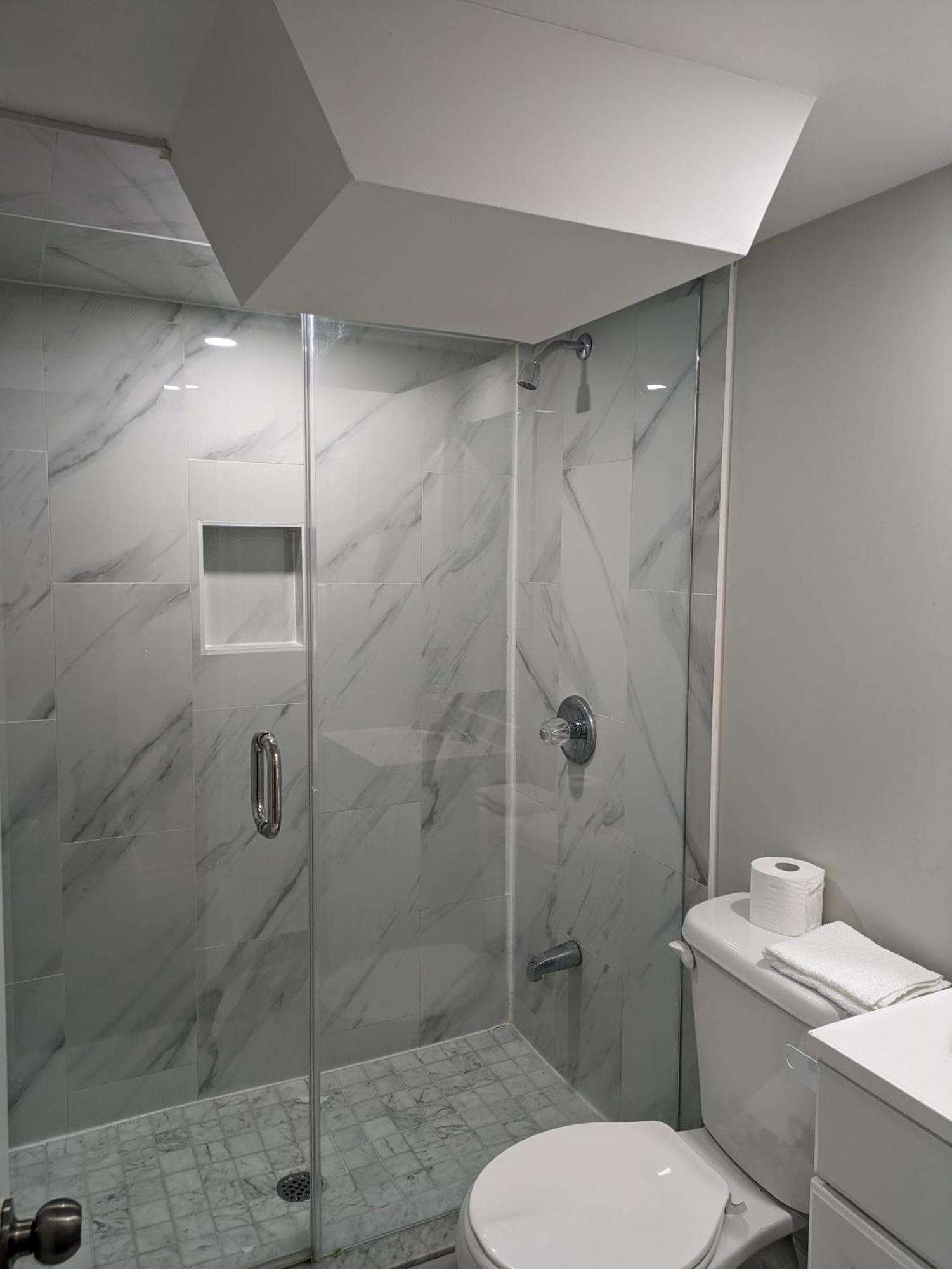 Stunning Furnished 2Bedroom/2Washroom Apartment Brampton Buitenkant foto