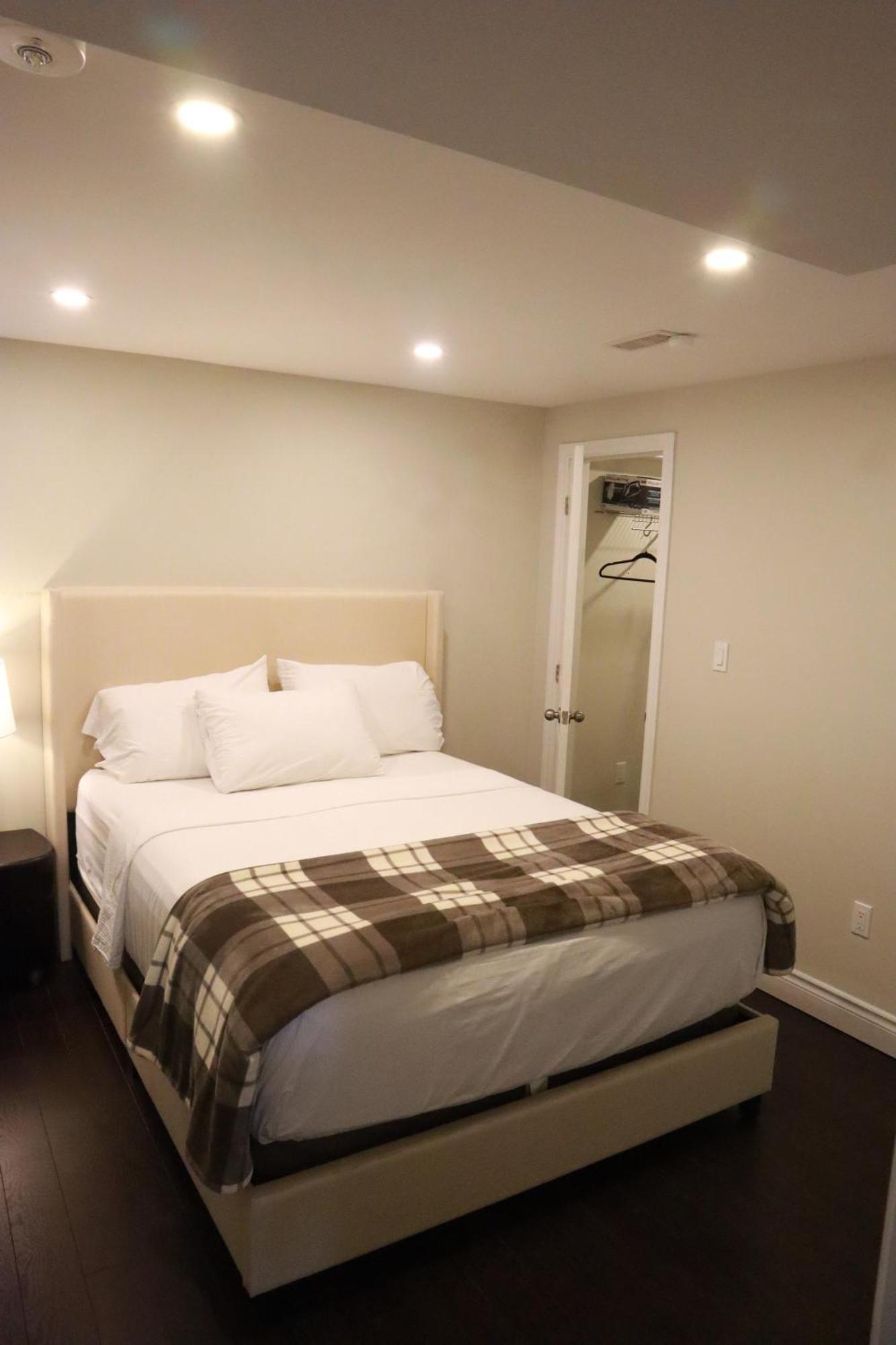 Stunning Furnished 2Bedroom/2Washroom Apartment Brampton Buitenkant foto